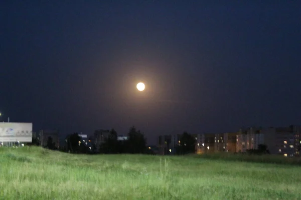 Bulan Beredar Permukaan Kota Pada Malam Hari Sedang Terang Benderang — Stok Foto