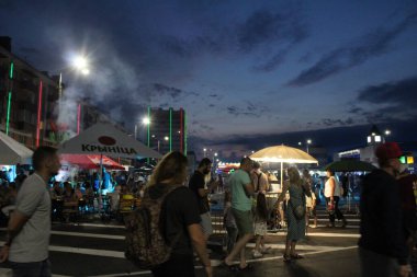 Akşamları açık gökyüzünün altında, sokakta konser.