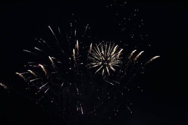 Koyu mavi arka planda havai fişekler yeni yıl kutlamaları havasında..