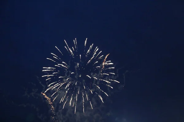 Feuerwerk Feuerwerk Auf Dunkelblauem Hintergrund Weiß Festliche Stimmung Neujahr Weihnachtsgeburtstag — Stockfoto