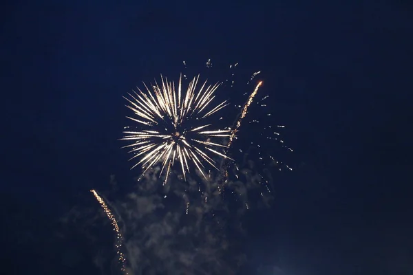 Fuochi Artificio Fuochi Artificio Uno Sfondo Blu Scuro Umore Bianco — Foto Stock