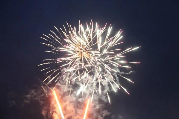 Feuerwerk Feuerwerk Auf Dunkelblauem Hintergrund Weiß Festliche Stimmung Neujahr Weihnachtsgeburtstag — Stockfoto