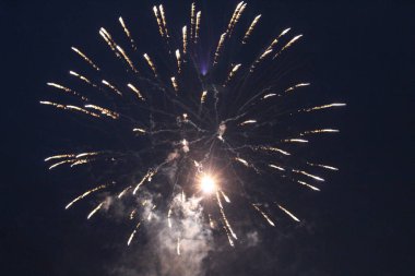 Havai fişekler, beyaz parlayan ışıkları selamlıyor. Siyah arka planda beyaz bir ışık yükseldi. Şenlikli atmosfer Yeni Yıl Noel Bağımsızlık Günü.