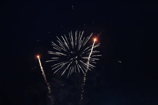 Feuerwerk Salutiert Weiße Blitze Lichter Stieg Weiß Auf Einem Dunkelschwarzen — Stockfoto