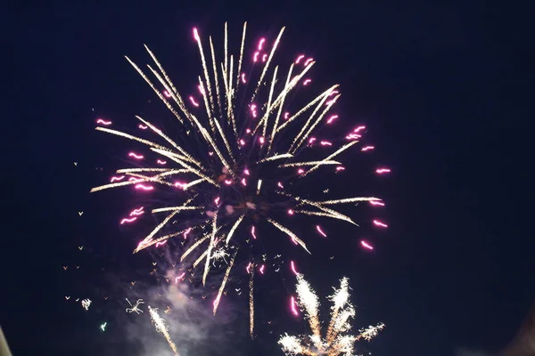 Feuerwerk Salutiert Weiße Blitze Lichter Stieg Weiß Auf Einem Dunkelschwarzen — Stockfoto