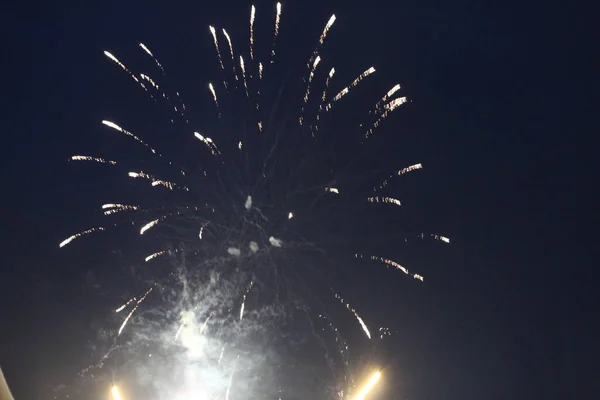 Fuegos Artificiales Saludan Luces Blancas Destellos Rosa Blanco Sobre Fondo —  Fotos de Stock