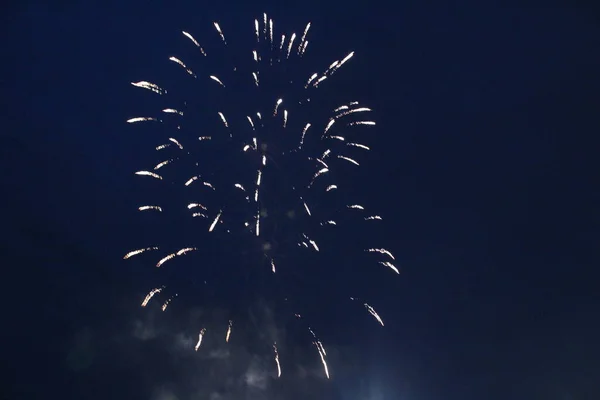 Fuegos Artificiales Saludan Luces Blancas Destellos Rosa Blanco Sobre Fondo —  Fotos de Stock