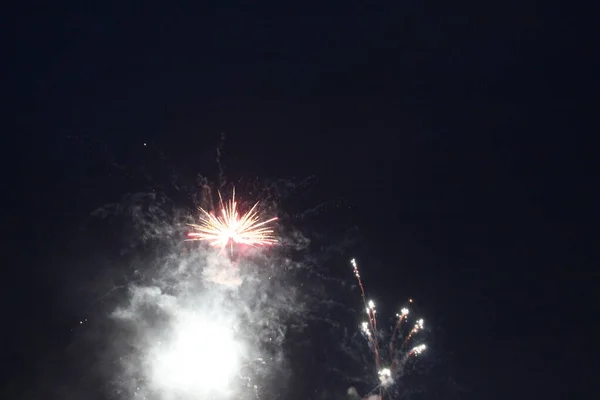 Fuegos Artificiales Saludan Blanco Sobre Fondo Negro Oscuro Flash Flores —  Fotos de Stock