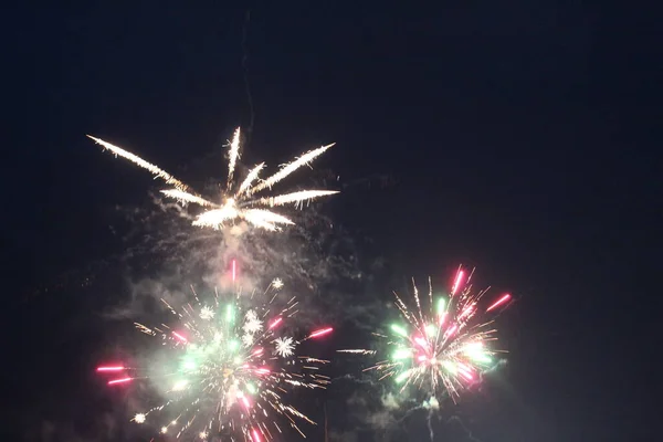 Feuerwerk Salut Weiß Auf Dunkelschwarzem Hintergrund Flash Blumen — Stockfoto