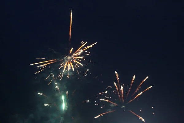 Feuerwerk Salut Weiß Auf Dunkelschwarzem Hintergrund Flash Blumen — Stockfoto