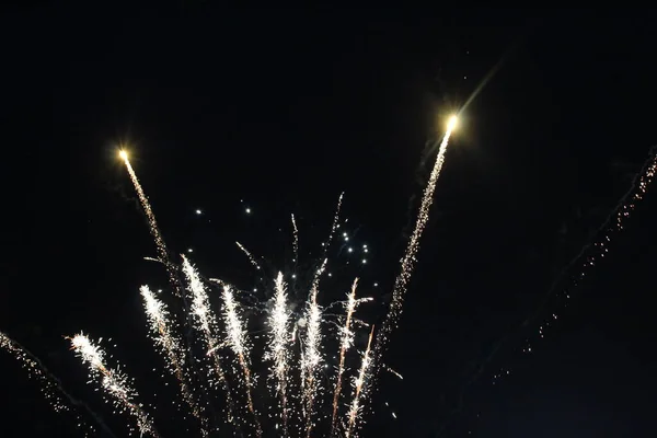 Feuerwerk Salutiert Weiß Auf Dunkelschwarzem Hintergrund Silvester Unabhängigkeitstag — Stockfoto