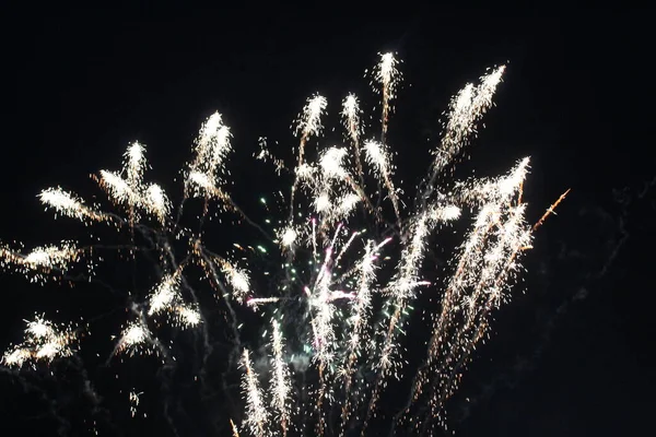 Feuerwerk Ist Weiß Auf Dunkelschwarzem Hintergrund Festliche Atmosphäre Weihnachten Neujahr — Stockfoto