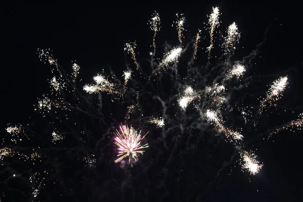 Feuerwerk Ist Weiß Auf Dunkelschwarzem Hintergrund Festliche Atmosphäre Weihnachten Neujahr — Stockfoto