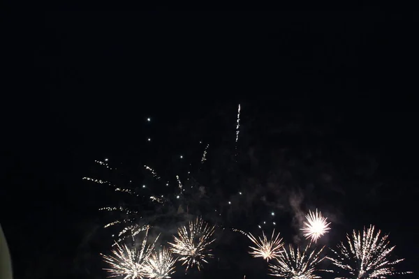 Feuerwerk Begrüßt Weiß Auf Schwarzem Dunklem Hintergrund Den Beginn Des — Stockfoto