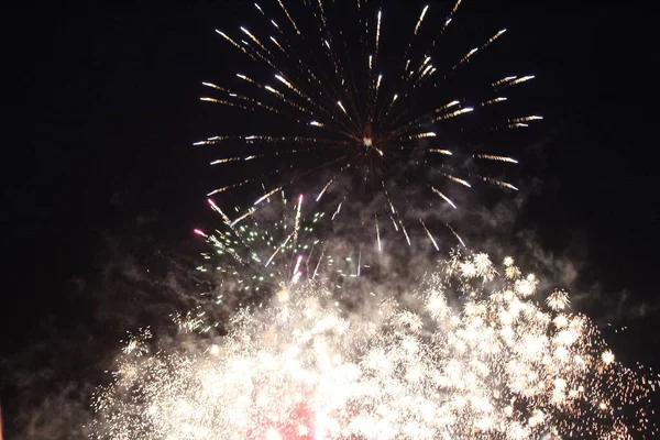 Feuerwerk Weiß Schwarz Auf Dunklem Hintergrund Festliche Atmosphäre Neujahr Unvergesslichkeit — Stockfoto