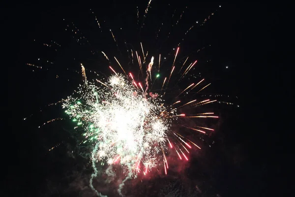 Feuerwerk Weiß Schwarz Auf Dunklem Hintergrund Festliche Atmosphäre Neujahr Unvergesslichkeit — Stockfoto