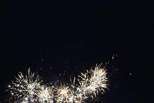Feuerwerk Weiß Schwarz Auf Dunklem Hintergrund Festliche Atmosphäre Neujahr Unvergesslichkeit — Stockfoto
