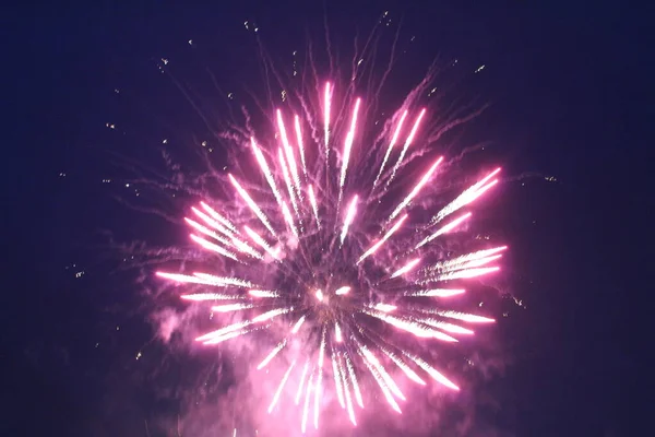 Feuerwerk Feuerwerk Auf Einem Schwarzen Dunklen Hintergrund Mit Platz Für — Stockfoto
