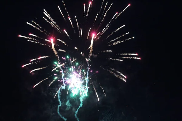 Fiore Rosetta Scintille Bianco Saluto Fuochi Artificio Nero Scuro Sfondo — Foto Stock