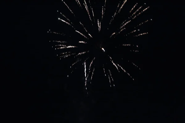 Fiore Rosetta Scintille Bianco Saluto Fuochi Artificio Nero Scuro Sfondo — Foto Stock