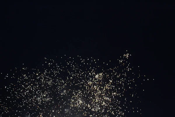 Blume Rosette Funken Weißen Gruß Feuerwerk Auf Schwarzem Dunklen Hintergrund — Stockfoto