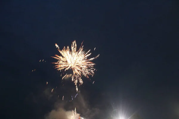 Fogos Artifício Saudação Branco Fundo Preto Escuro Feriado Natal Novo — Fotografia de Stock