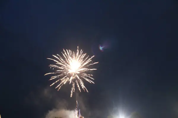 Feuerwerk Salut Weiß Auf Dunkelschwarzem Hintergrund Feiertag Neujahr Atmosphäre — Stockfoto