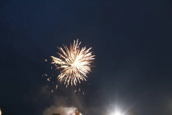 Feuerwerk Salut Weiß Auf Dunkelschwarzem Hintergrund Feiertag Neujahr Atmosphäre — Stockfoto