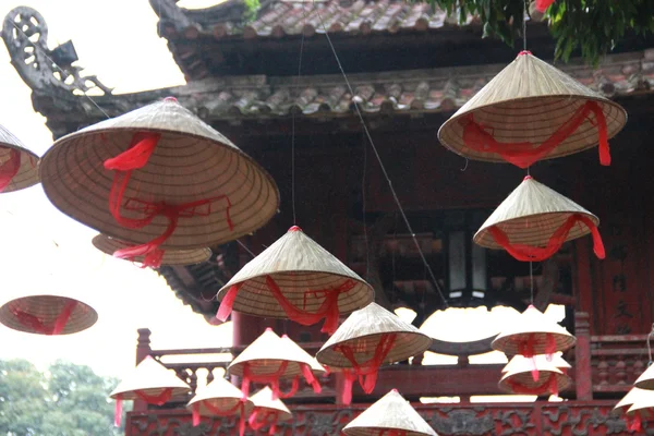 Vietnamesische Hüte im hanoischen Tempel der Literatur-3 — Stockfoto