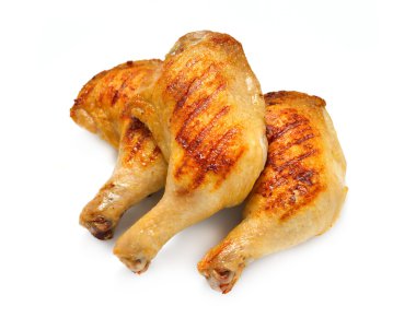 Beyaz arka planda izole edilmiş ızgara tavuk butları.
