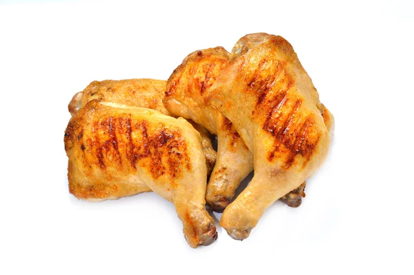 Beyaz arka planda izole edilmiş ızgara tavuk butları.
