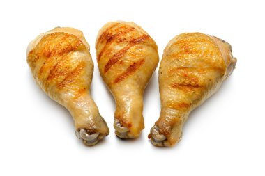 Beyaz arka plan üzerinde izole ızgara tavuk budu