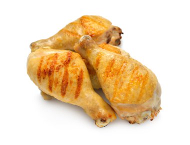 Beyaz arka plan üzerinde izole ızgara tavuk budu