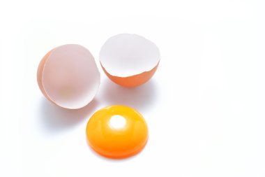 Kırık yumurta beyaz arka plan üzerinde izole kapatmak