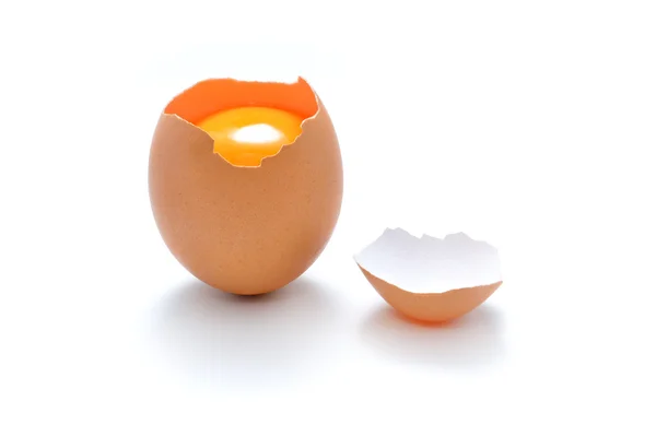 Ραγισμένο αυγό που απομονώνονται σε λευκό φόντο σε κοντινό πλάνο — Φωτογραφία Αρχείου