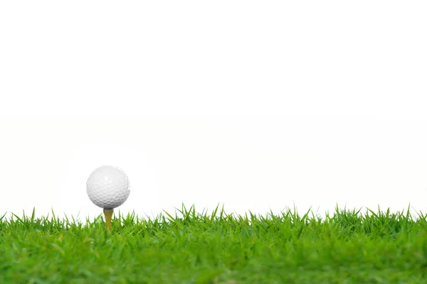 Golfball auf grünem Gras isoliert auf weißem Hintergrund — Stockfoto