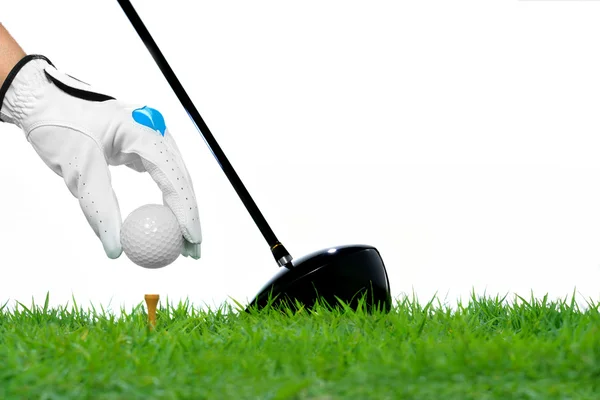 Golfer's hand met golfbal met chauffeur op groene gras geïsoleerd op witte achtergrond — Stockfoto