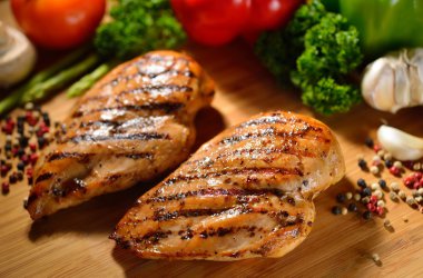 Kavrulmuş tavuk göğsü ve odun keserken çeşitli sebze