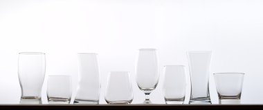 Beyaz arka plan üzerinde izole boş gözlük çeşitleri