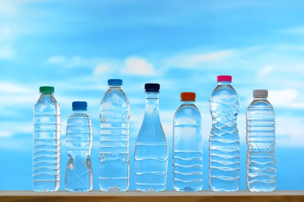 Świeże i czyste wody pitnej w asortyment zamkniętej butelki na tle nieba — Zdjęcie stockowe