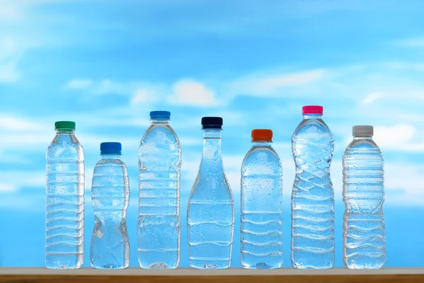 Świeże i czyste wody pitnej w asortyment zamkniętej butelki z kropelek wody na tle nieba — Zdjęcie stockowe