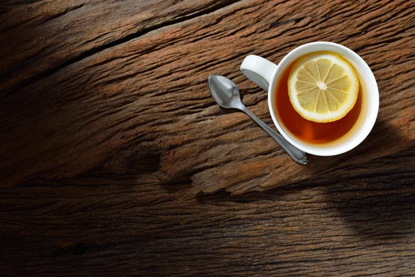 Vista superior da xícara de chá com limão na mesa de madeira — Fotografia de Stock