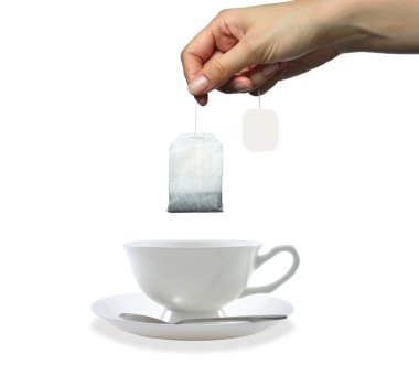 Çay poşeti beyaz arka plan üzerinde izole tutan kadının el
