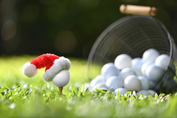 Bayram sezonunda golf sahasında Noel Baba şapkası takan şenlikli golf topu.