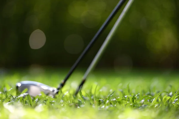 Aus Dem Fokus Der Golfausrüstung Auf Den Hintergrund Des Golfplatzes — Stockfoto