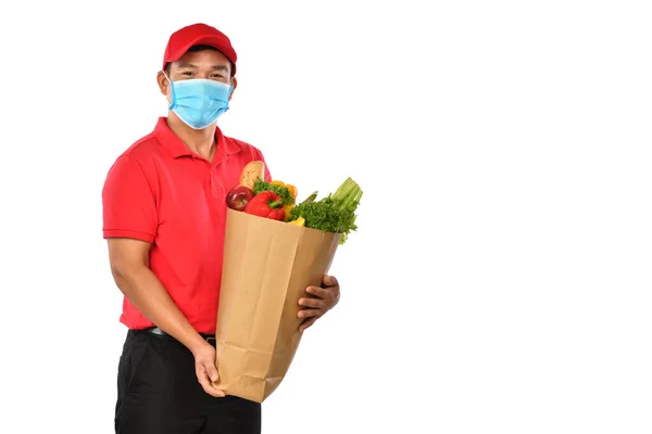 Ευτυχισμένος Νεαρός Ασιάτης Ντελιβεράς Κόκκινη Στολή Ιατρική Μάσκα Προσώπου Μεταφέρουν — Φωτογραφία Αρχείου