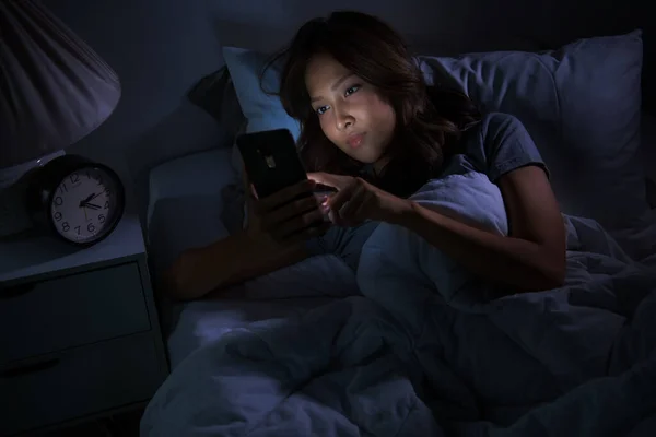 Jeune Femme Utilisant Smartphone Dans Son Lit Nuit — Photo