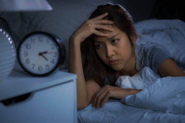 Depresyonda olan genç bir kadın uykusuzluktan uyuyamaz.