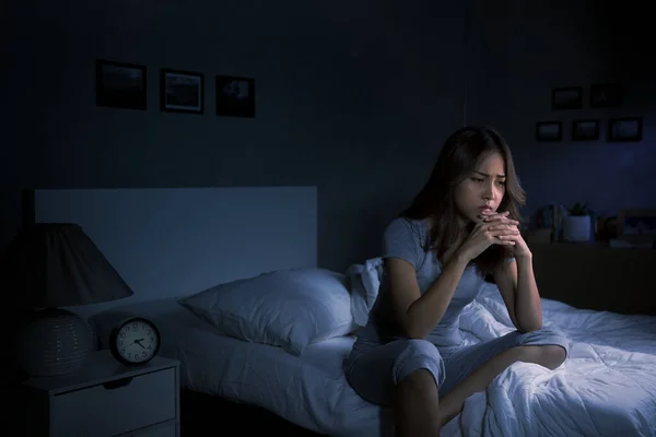 Depresso Giovane Donna Asiatica Seduta Letto Non Può Dormire Insomni — Foto Stock