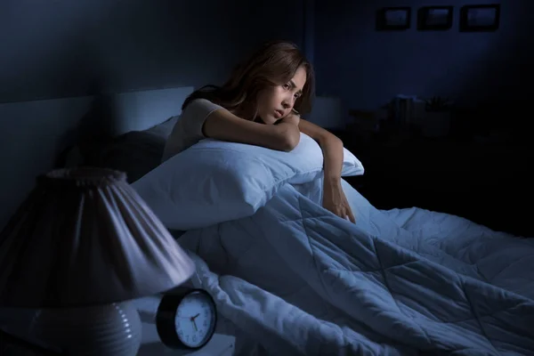 Depresso Giovane Donna Asiatica Seduta Letto Non Può Dormire Insomni — Foto Stock